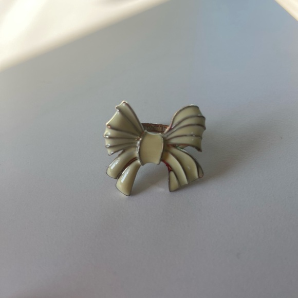 Ribbon bow ring - white and golden - ~size 8 - Picture 7 of 8